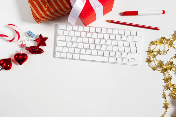 Flat lay Christmas decoration of Office workplace - Foto, imagen