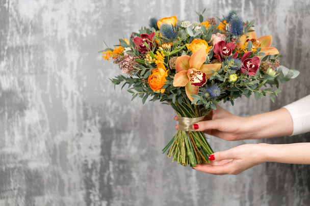 красивий весільний букет змішаних квітів в руці жінки
. - Фото, зображення