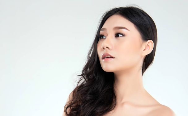 Gyönyörű fiatal ázsiai nő, a tiszta, friss bőr félrenézni, lány kozmetika szembe. Arckezelés, kozmetika, szépség- és wellness. - Fotó, kép