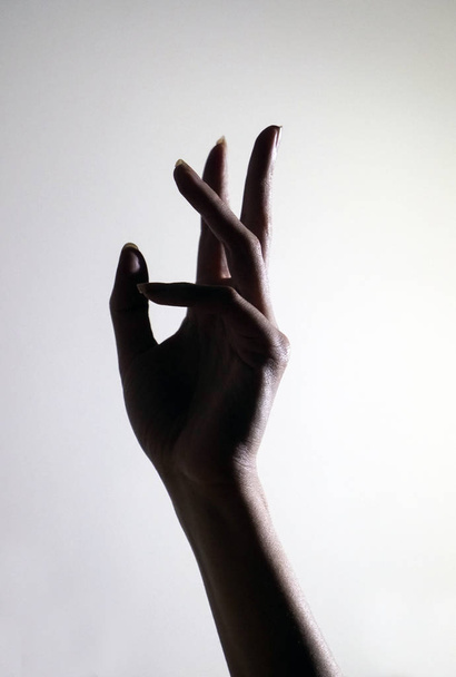 La mano de la señora en movimiento
 - Foto, imagen