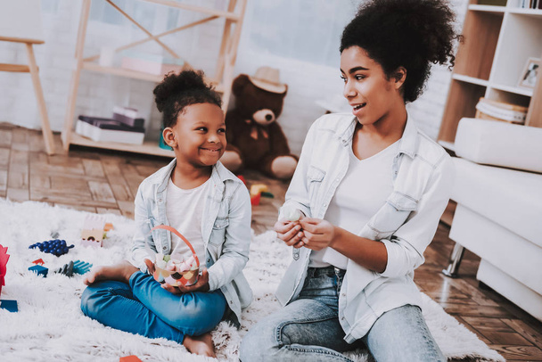 Mother with Little Girl Play Together. Draw Together. Child and Happy Mother spend Time Together. Child and Happy Mother. Beautiful Mother with Little Girl Play. Mulatto Girl and Beautiful Mother. - Foto, Imagen