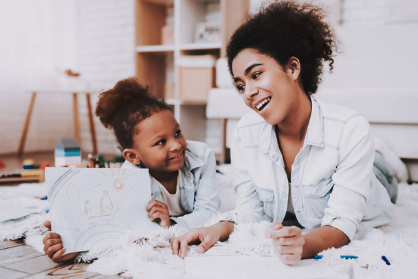 Happy Girl and Happy Mother. Girl and Mother. Exercise for Young GIrl and Beautiful Mother. Draw with Mother. Smile Mother and Young Girl. Studio and Happy Family. People and Happy Time. Fun Time. - Fotoğraf, Görsel
