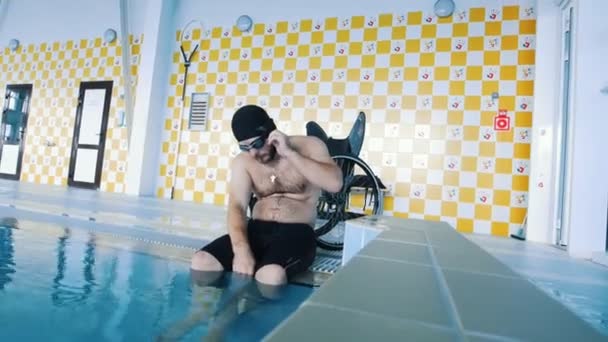 Vammainen mies pääsee uima-altaaseen
 - Materiaali, video