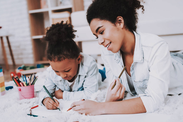 Creative Mother and Daughter Draw Together. Mulatto Draw Together. Childhood with Mother Happy Girl and Mother People Relax with Mother in Studio Beautiful Girl Drow. Fun Girl with Beautiful Mother. - Фото, изображение