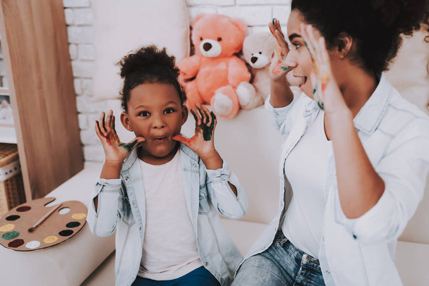 Smile and Happy Time with Mother and Daughter. Hobbies for Mother and Daughter. Offspring with Mother. Painter and Happy Mother. Bear with Little Girld And Beautiful Mother. Relaxation for Mother. - Fotoğraf, Görsel