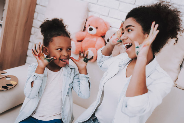 Babysitter for Little Girl. Bear and Happy Mother. Child and Mother Happy Time Together. Black Girl Happy with Mulatto Mother. Hobbies with Mother. Positive Day with Happy Hother. Love Mother and Girl - Foto, Bild