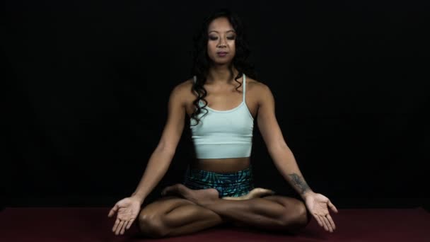 Mujer con los ojos cerrados meditación sobre fondo negro
 - Metraje, vídeo