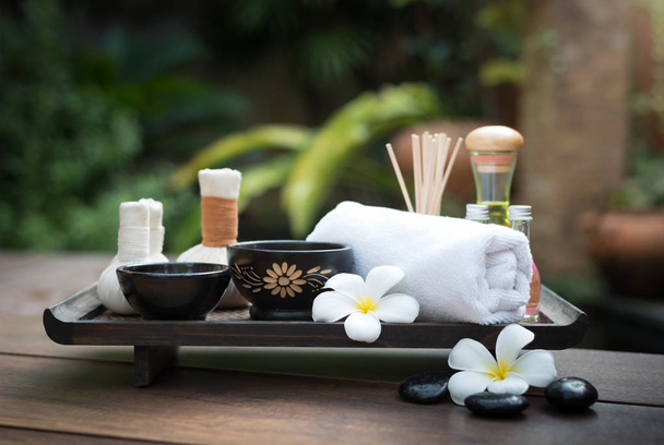 Thai-Massage-Kompressen-Bälle und Salz-Wellness-Objekte auf textilem Hintergrund, Wellness- und Entspannungskonzept - Foto, Bild