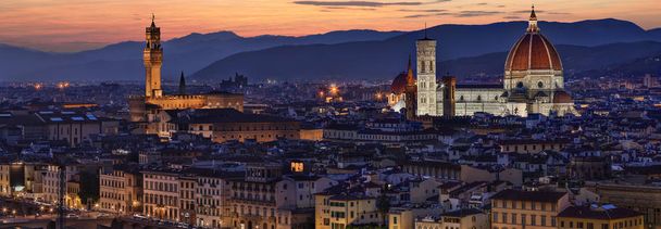 The Cattedrale di Santa Maria del Fiore (The Duomo) and Palazzo Vecchio and the city of Florence at night. Viewed from Piazzale Michelangelo. - Photo, Image