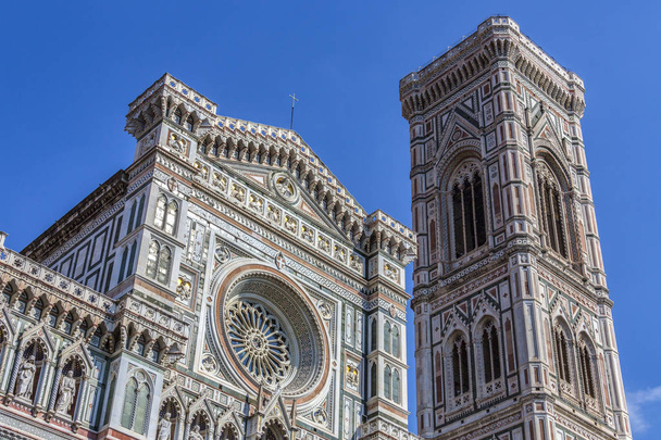 O Duomo ao lado do Campanile na cidade de Florença, na região da Toscana, na Itália. A cúpula do Duomo foi construída por Filippo Brunelleschi. e nas proximidades Campanile foi projetado por Giotto. o centro histórico de Florença é uma UNESCO
 - Foto, Imagem