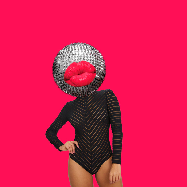 Collage zeitgenössischer Kunst. Konzept Frauenkörper mit Discokugel als Kopf. Disco-Party, Disco-Girl. - Foto, Bild