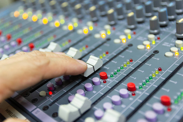 Detail rukou člověka ovládat mixážní pult velký systému Hifi audio zařízení, ovládací panel digitální studio směšovače.   - Fotografie, Obrázek