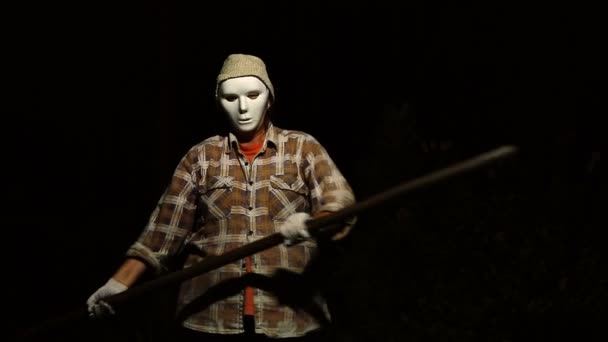 Ghost, śmieszne pozowanie z kosą na Halloween - Materiał filmowy, wideo