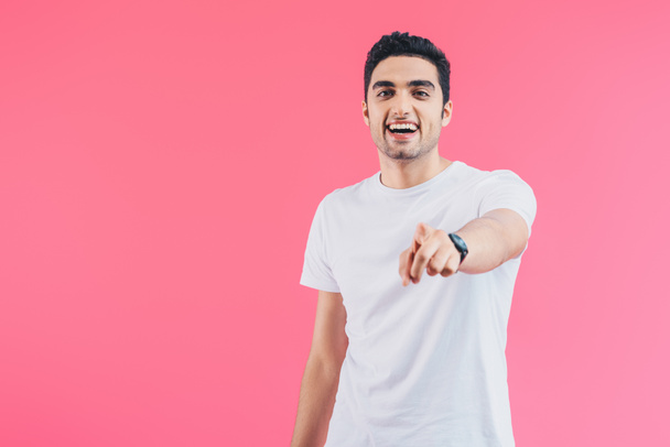 laughing man pointing on camera isolated on pink - Foto, Imagem