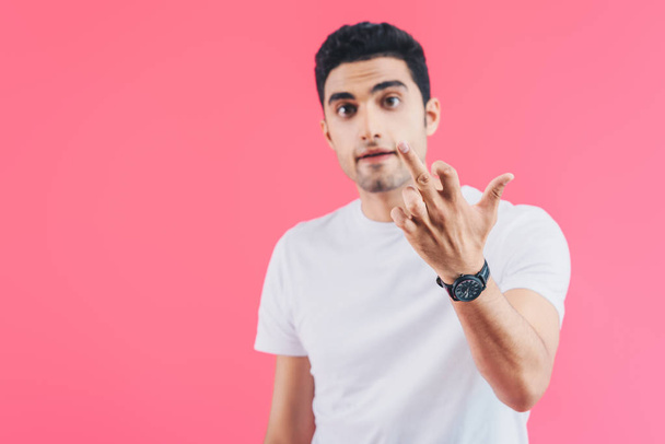 selectieve aandacht van geïrriteerde man toont middelvinger geïsoleerd op roze - Foto, afbeelding