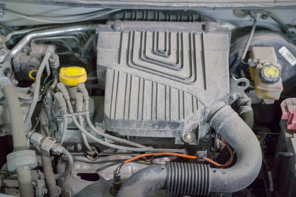 Stoffige auto motoronderdelen met verschillende buizen - Foto, afbeelding
