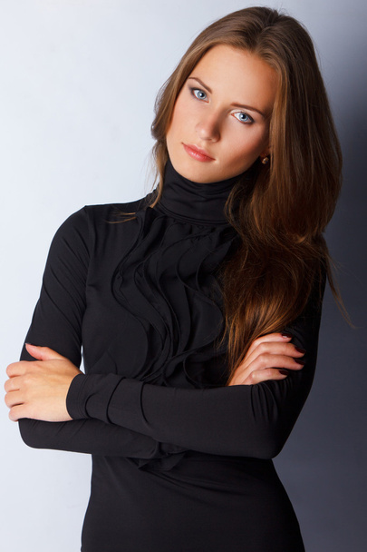 Young elegant woman in self confident pose - Foto, afbeelding