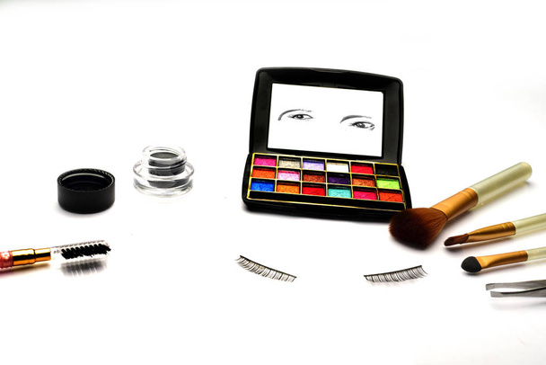 Equipamentos de maquiagem para olhos isolados em fundo branco
 - Foto, Imagem