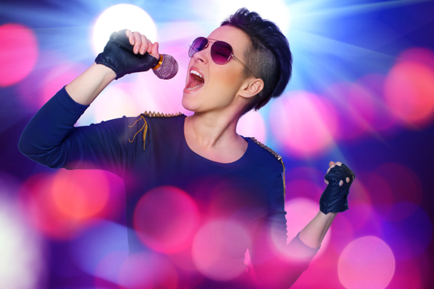 Singing rock díva sikolyok a mikrofon - Fotó, kép