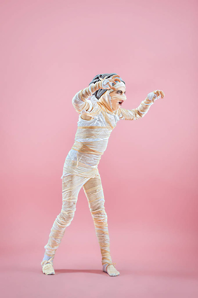 Studio image of a young teen girl man bandaged, - 写真・画像