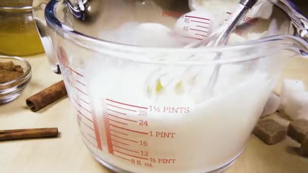 Copo de medição de vidro na mesa perto dos ingredientes
 - Filmagem, Vídeo