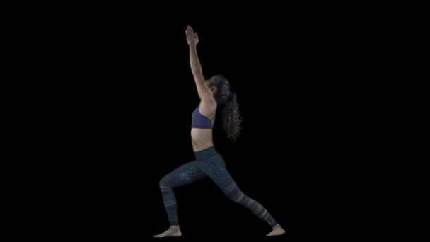 Femme étirement et faire des exercices sur fond noir
 - Séquence, vidéo