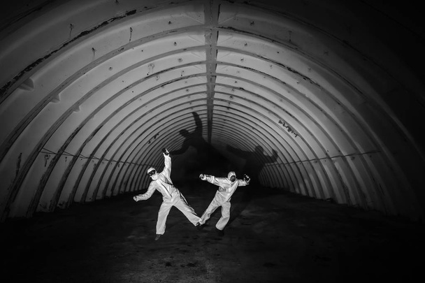 Fantasmas no túnel escuro da central nuclear
 - Foto, Imagem