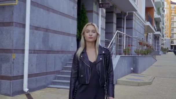Beautiful girl walking the city street - Кадры, видео