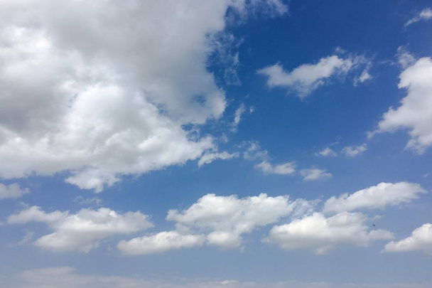 Piękne chmury na tle błękitnego nieba. Chmura Niebo. Błękitne niebo z pochmurna pogoda, Natura Chmura. Białe chmury, Błękitne niebo i słońce - Zdjęcie, obraz