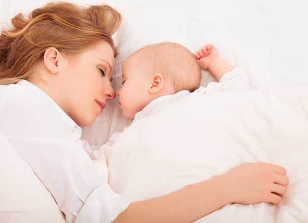 yatakta yatmaya yeni doğan bebek anne kucaklar - Fotoğraf, Görsel