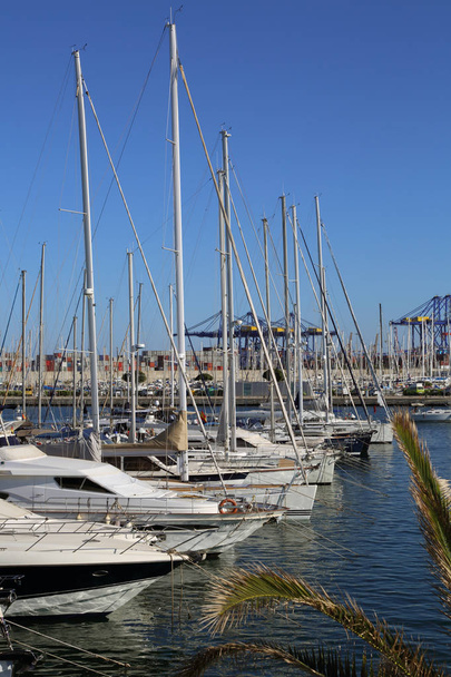 VALENCIA, SPAIN - JUNE 20, 2018: Beautiful view on yachts and sea port at summer season in Valencia,Spain - Foto, Imagen