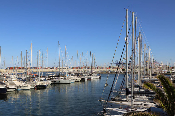 VALENCIA, SPAIN - JUNE 20, 2018: Beautiful view on yachts and sea port at summer season in Valencia,Spain - Foto, Imagen