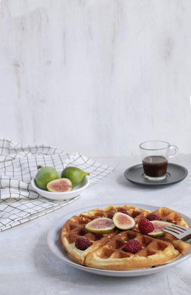 Belgas waffles Slow food breakfast concept figos framboesas Café expresso Guardanapo Checkere branco fundo de madeira Horizontal Perspectiva
 - Foto, Imagem