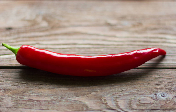 Strąki czerwonej papryki chili na podłoże drewniane - Zdjęcie, obraz