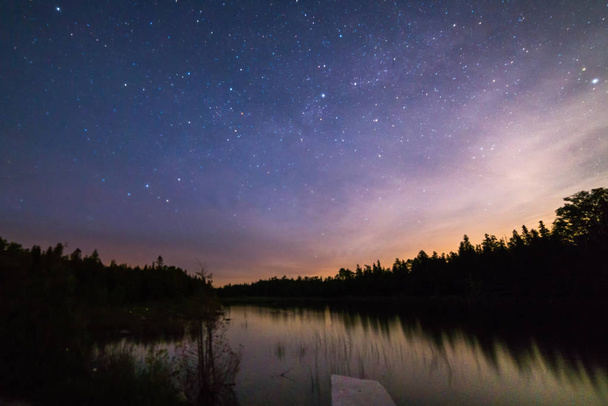 Nachthimmel Hintergrund mit Sternen, die auf dem See Huron reflektieren - Foto, Bild
