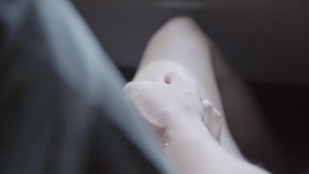 Guy coloca a mão na mão de suas namoradas durante a condução do carro no dia ensolarado
. - Filmagem, Vídeo