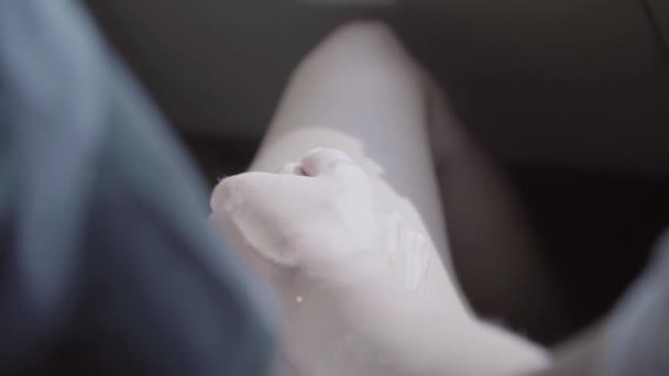 Férfi helyezi a kezét a barátnője kezét során kört az autóval a napsütéses napon. - Felvétel, videó
