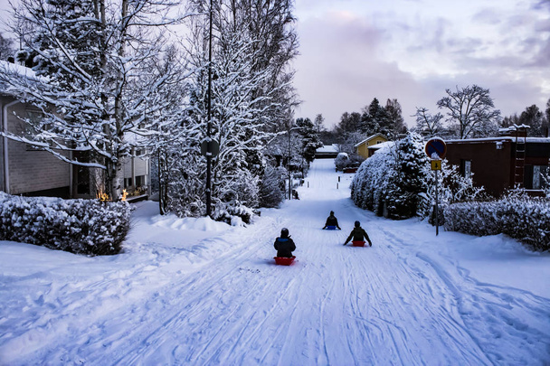 Winterzeit für Kinder in Finnland. - Foto, Bild