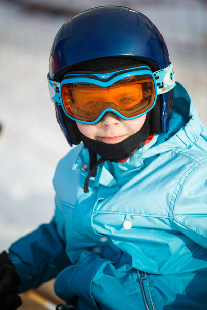 Κορίτσι σε ένα κράνος και σκι γυαλιά στα βουνά - Φωτογραφία, εικόνα