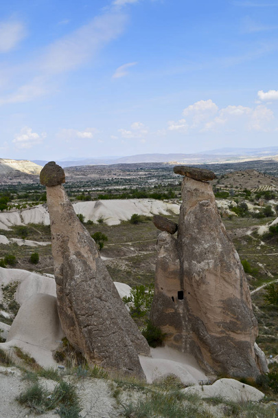 Pohled z Kappadokie rozeklanou hornatou krajinou sopečného tuffstone poblíž Göreme - Fotografie, Obrázek