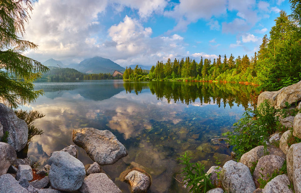 Гірське озеро в Словаччині. Штрбске Плесо. Європа - Фото, зображення