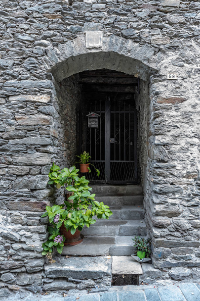 Image d'une porte caractéristique d'un ancien village, image verticale
 - Photo, image