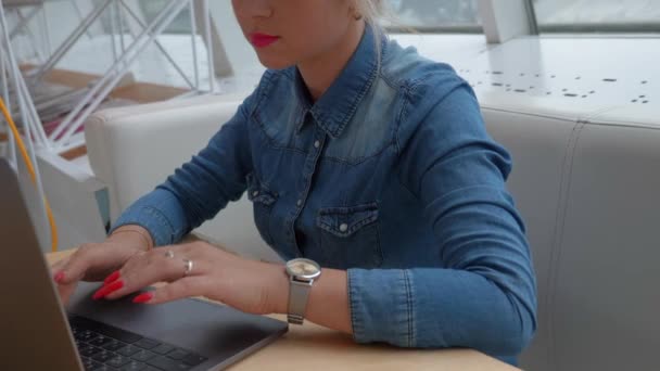 A lány manikűr piros szöveg gépelés egy laptop. - Felvétel, videó