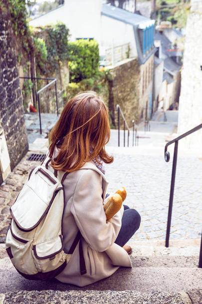 Frans meisje met stokbrood aan de straatzijde van het cit - Foto, afbeelding