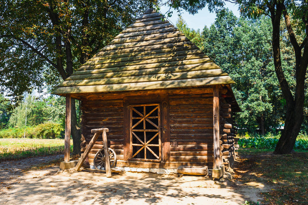 Casa de madeira velha com telhado de palha, arquitetura rural tradicional na Polônia
 - Foto, Imagem