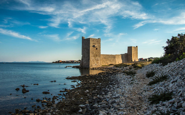 Isola di Vir fortezza rovine di nome Kastelina con vista sul mare sullo sfondo, Dalmazia, Croazia
 - Foto, immagini