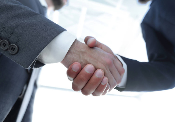 Foto vom Handschlag zweier glücklicher Geschäftsleute - Foto, Bild