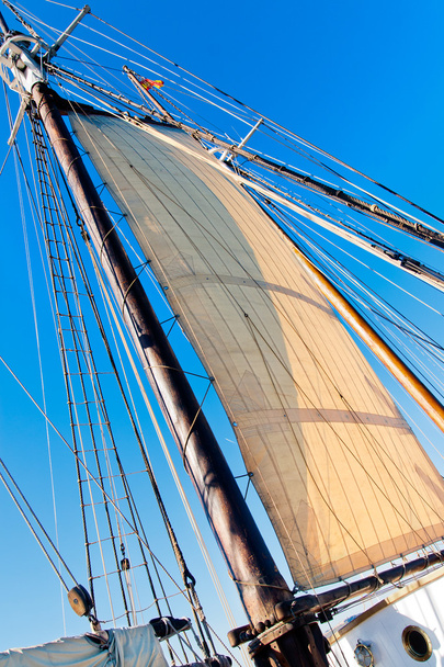 古いスクーナー船のマスト、帆やロープ - 写真・画像