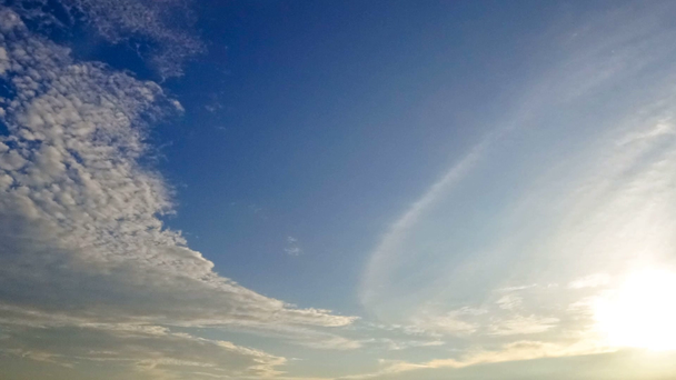 Pilvien aikapoikkeama sinisellä taivaalla
 - Materiaali, video