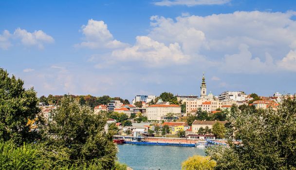 Vista panorâmica de Belgrado, paisagem urbana parte antiga da cidade e do rio Sava, capital da Sérvia, céu azul e nuvens em fundos, luz do dia
. - Foto, Imagem